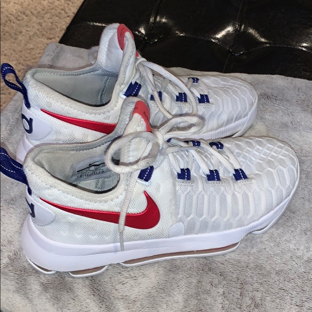Basketball Shoes - Picture 4 of 4